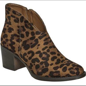 Pierre Dumas Cheetah Point Stacked Heel Booties 8